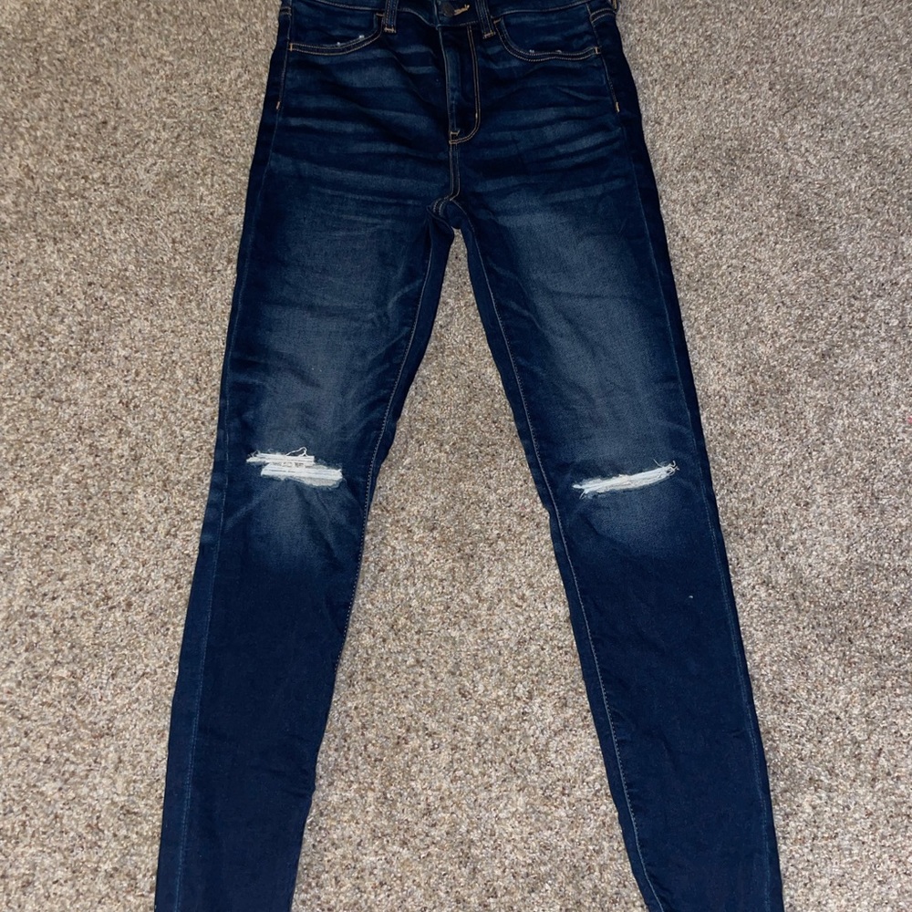 American eagle dark wash skinny jeans. Size 6. Stretchy and barely worn.